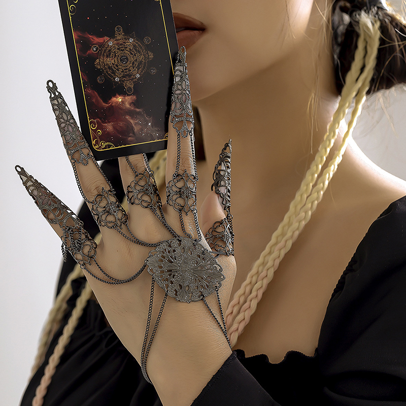 Women Accessories Dubai - Gelang kuku Punk Goth Dubai gelang